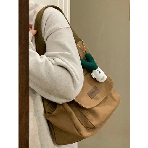 Вместительная и большая сумка через плечо, подходит для студента