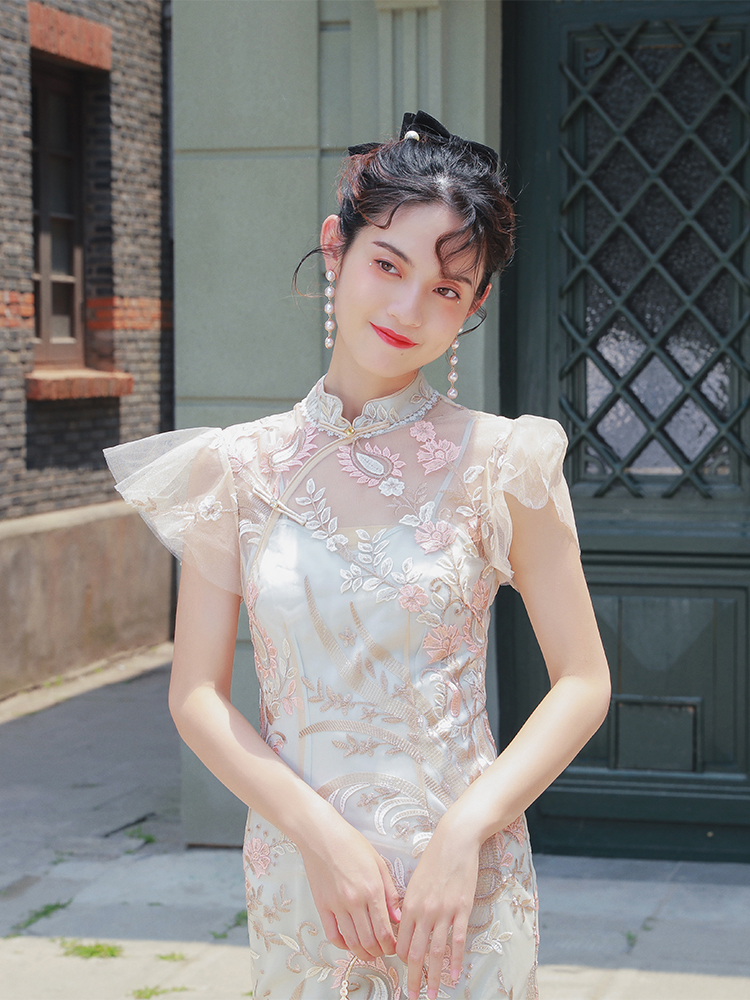 槿爷 Autumn cheongsam, champagne color, with embroidery