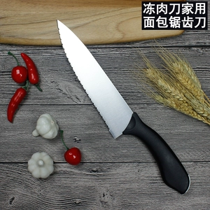 Замороженный мясной нож нерешительный нож срезал мясо оттаило и нарезал твердый мясо.