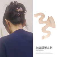 Розовые волосы схватывают