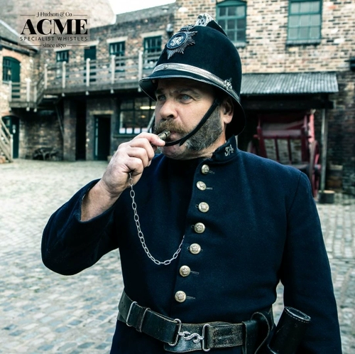 Акме британская полиция полиции полиции медного никеля использует наружную полицейскую полицию на открытом воздухе. Оригинальная сеть.