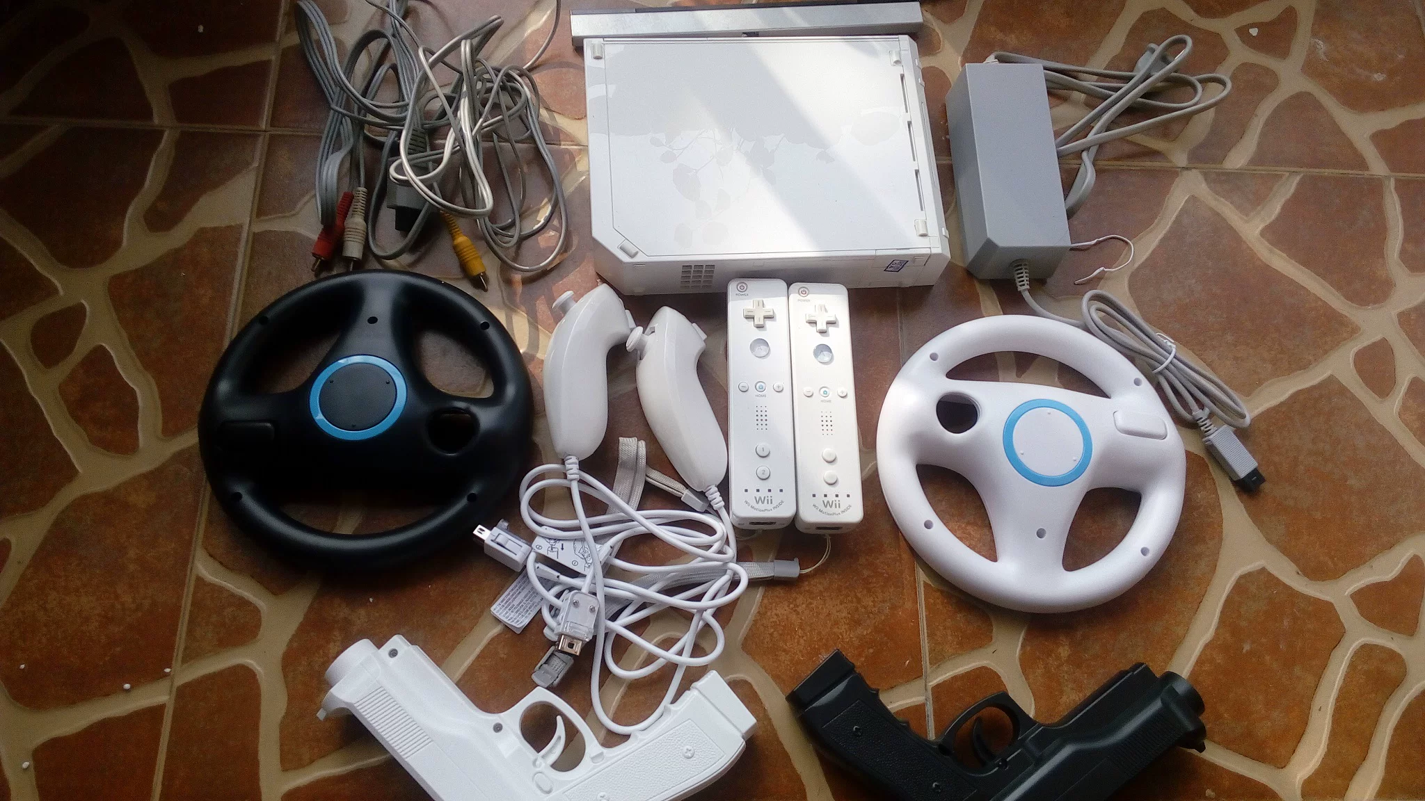 Игровая консоль, игра-экшен, сенсорное распознавание движений человека