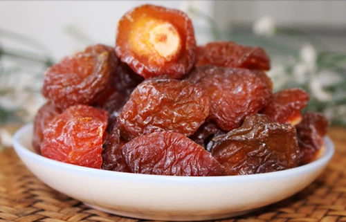 Половина сливы и половина высушенной сливы.