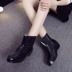 Hàn Quốc dễ thương cô gái mưa khởi động thời trang ngọt ngào giày nước là mỏng và thoải mái đặt chân cao su giày trượt cộng với nhung Martin mưa khởi động Rainshoes