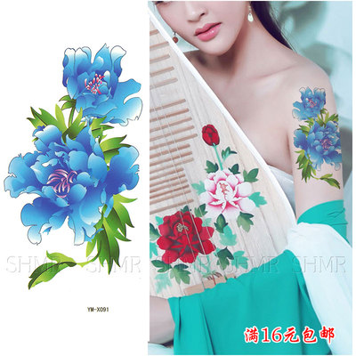 Hoa mẫu đơn màu xanh: Những thớ hoa mẫu đơn màu xanh dương trên da chắc chắn sẽ làm bạn nổi bật trên phố. Sự kết hợp hoàn hảo giữa sắc xanh và kiểu dáng hoa đẹp mắt sẽ làm nổi bật phong cách của bạn một cách tuyệt vời.