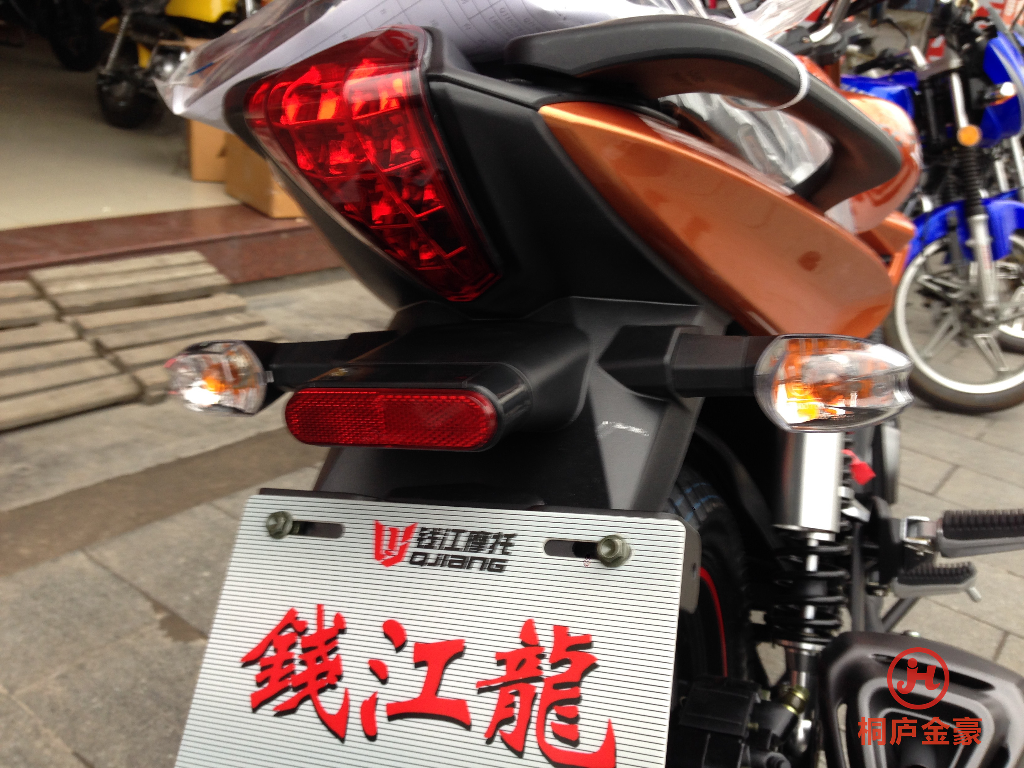 新款錢江龍 前後碟剎 液晶儀表 qj150-19a黑機 帶平衡軸 個性街車