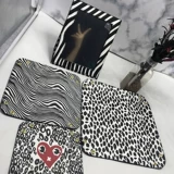 БЕСПЛАТНАЯ ДОСТАВКА ESTEE LAUDER'S NEW 4 -PEECE SET 18 Черно -белый рисунок Zebab Сборка Три поддона хранилище+зеркало макияжа на рабочем столе
