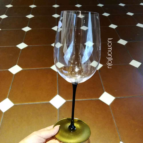 Большой бокал, чайная чашка