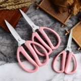 Ножницы ручной работы DIY офисные канцелярские товары, размещенные с ручной режущей сталью.