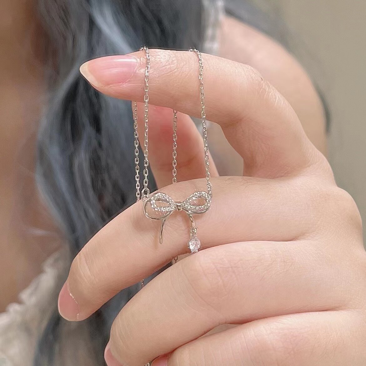 Colar com pingente de laço e corrente de clavícula com diamante_voghion.com