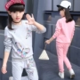Quần áo bé gái mùa xuân phong cách nước ngoài 2018 quần áo trẻ em mới phiên bản Hàn Quốc mùa xuân và mùa thu bé gái quần áo hai dây phù hợp với quần áo áo quần trẻ em
