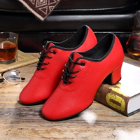 Красный прямой на открытом воздухе в резиновом дном учительнице кожа