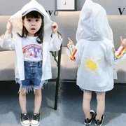 Nữ bé 0 mùa hè ăn mặc 1-3 tuổi cô gái 2 quần áo bảo vệ UV kem chống nắng quần áo áo khoác 5 trẻ em của triều quần áo ngoài trời phong cách mới