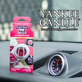 Янки Свеча Янджи на выходе на автомобиль в автомобиле в дополнение к аромату духов в парфюме