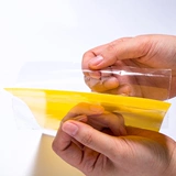 Желтая доска двойная липкая тарелка соблазняет бумажную наклейку с желтой тушеной маленький летающий червь, умоляя фруктовые ловцы.