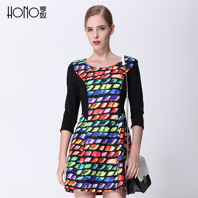 hono/亨奴春秋新款女装印花a字裙欧美修身拼接圆领五分袖连衣裙