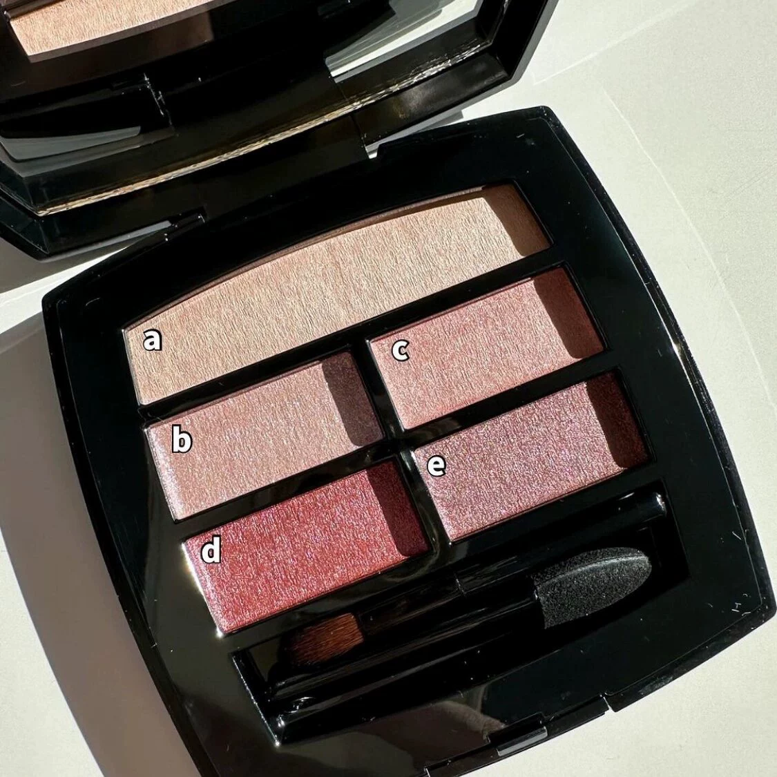 Небольшое количество акцента 2024 весна лимит! CHANEL Chanel пятицветные тени COOL снежинка румяна