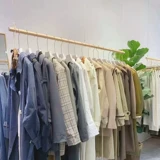 Женские полки простые потолочные стальные проволочные веревки с твердым деревом детской одежды специальная висящая стойка для одежды для одежды