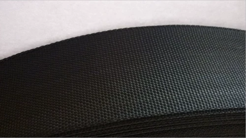 Багаж использует тонкий край края края вдоль булочки с полосой полосы в форме полосы с лентой ленты