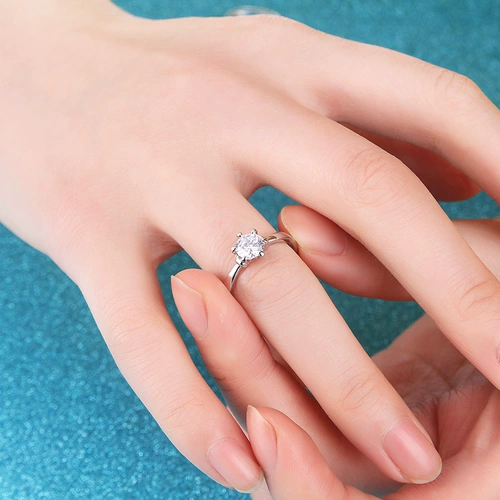 Свадебные принадлежности, пара колец, кольца с искусственными бриллиантами, свадебный реквизит, обручальные кольца, парные кольца, пара открытых мужских и женских украшений.