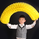 Изменить цветовое цветочное кольцо танцоры, держащие цветы с большой групповой гимнастикой