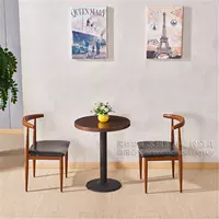 Один стол, два стула цвета грецкого ореха с круглым столом