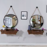 Столковое зеркало с твердым древесиной ящики для волос.