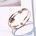 Phiên bản Hàn Quốc của vòng đeo tay bằng thép titan nữ không phai màu thương hiệu vòng tay đơn giản hoa hồng vàng hipster hoang dã dát bạn gái cá tính Vòng đeo tay Cuff