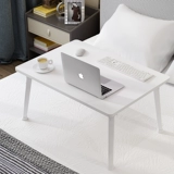 Стол -ноутбук на кровати спальни - это студент складного стола и ленивый человек, чтобы выучить спальню для стола, чтобы сесть на землю