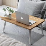 Стол -ноутбук на кровати спальни - это студент складного стола и ленивый человек, чтобы выучить спальню для стола, чтобы сесть на землю