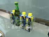 Акриловая обработка с напитками всасывающего чашки размещено в супермаркете
