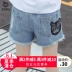 Quần short denim trẻ em mặc mèo đầu thêu mùa hè nóng quần ở trẻ em phần mỏng lỗ bông cô gái lỏng lẻo quần
