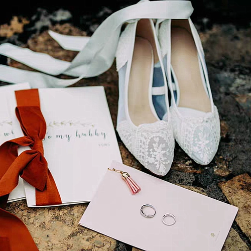 Кружевные свадебные туфли, белый ремень с заостренным носом на высоком каблуке, французский стиль