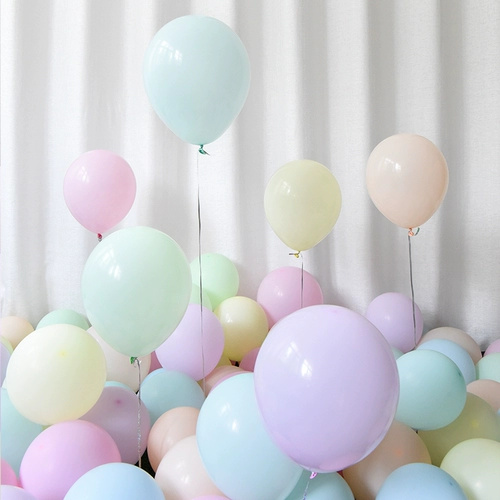 Сеть красного воздушного воздушного шара баллон в корзину макарон -шар предложение, прекрасная дневная вечеринка для вечеринок.