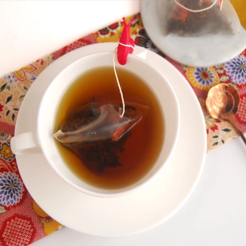 Клубника, красный (черный) чай из провинции Юньнань, сублимированный фруктовый чай Дянь Хун, чай в пакетиках, медовый аромат, популярно в интернете