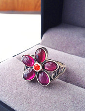 Украшения на руку 特惠！天然紫牙乌石榴石戒指 雏菊花石榴石戒指