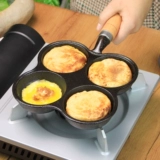 Чугуновая не -цитируемая на завтрак с жареной яичной плитой яичной бургер Плесень с четырьмя плоскими яйными яичными пельменами для яичного пирога.