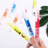 Маленькие свежие студенты с люминесцентной маргинальной ручкой цвета грубая линия