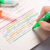Маленькие свежие студенты с люминесцентной маргинальной ручкой цвета грубая линия