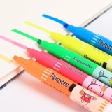 Маленькие свежие студенты с люминесцентной маргинальной ручкой цвета грубая линия