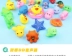 Bé tắm pinch được gọi là đồ chơi thân thiện với môi trường bé con hồ bơi chơi đồ chơi động vật nhỏ pinch kích thước vịt màu vàng bể bơi phao 1m2 Bể bơi / trò chơi Paddle