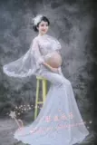 Белая кружевная одежда для беременных подходит для фотосессий