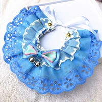 Синий нагрудник в форме цветка