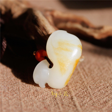 Украшения на шею 和田玉红皮脂白籽料 独籽雕刻 苏州名家汪恒作品