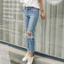 Xiaowei 2017 mới tươi Hàn Quốc phong cách đầu gối lỗ nhấp nháy ánh sáng màu jeans nữ mùa hè quần màu xanh nữ quần bò nữ Quần jean