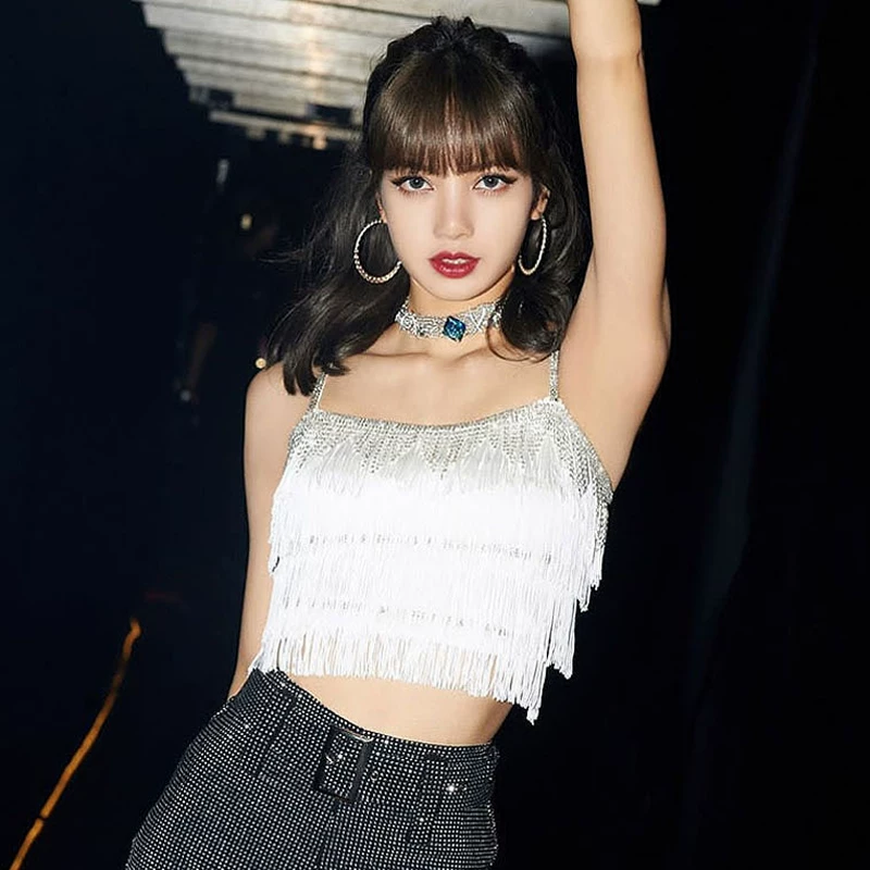 Лиза 같은 한국인 그룹 BLACKPINK исполнила женский школьный костюм для бега, танцует, поёт