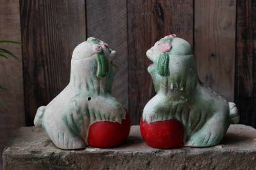 Во время культурной революции гипсовый лев, пара старых предметов, играет в старую штукатурку, как старый таун -хаус Lion Douse Старый сумка Lion Old