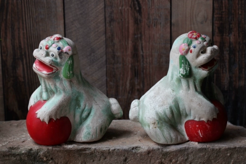 Во время культурной революции гипсовый лев, пара старых предметов, играет в старую штукатурку, как старый таун -хаус Lion Douse Старый сумка Lion Old