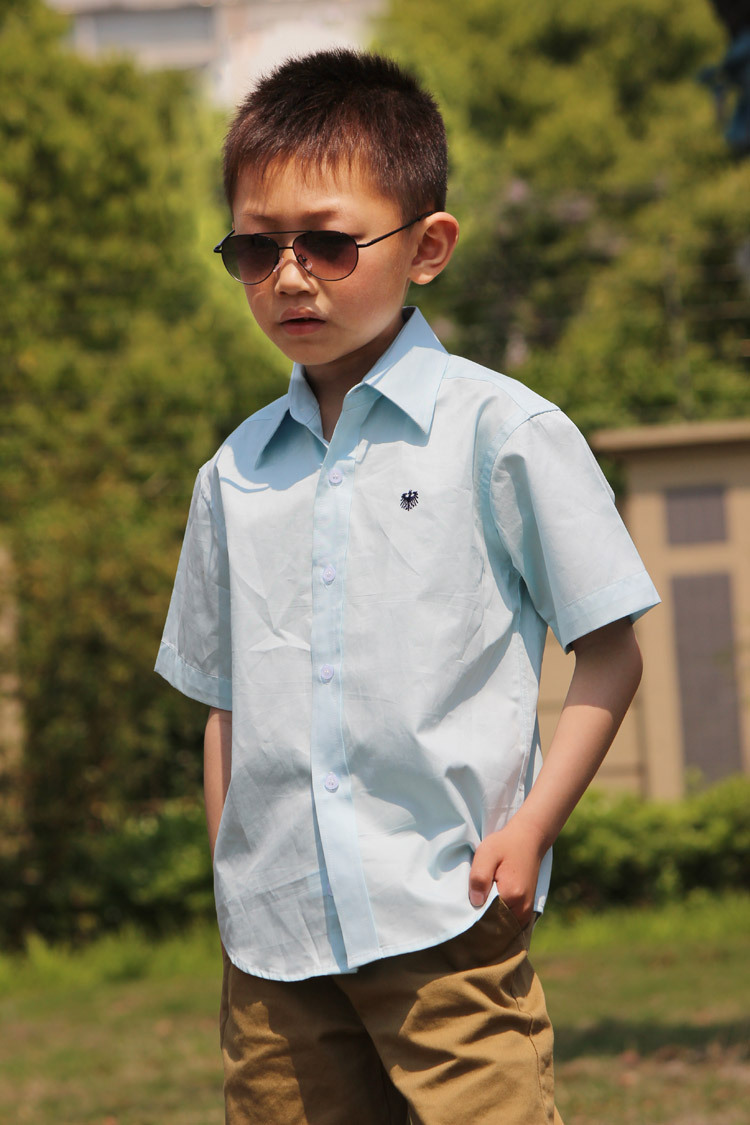 Trẻ em trắng ngắn tay áo mùa hè cậu bé ngắn tay bông áo sơ mi trắng sinh viên Liuyi hiệu suất trắng quần áo hiệu suất