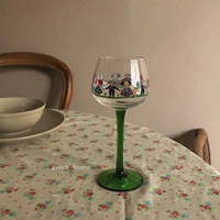 Зеленый дом * ins insase Маленький мужчина иллюстрирует сладкий винный бокал с высоким